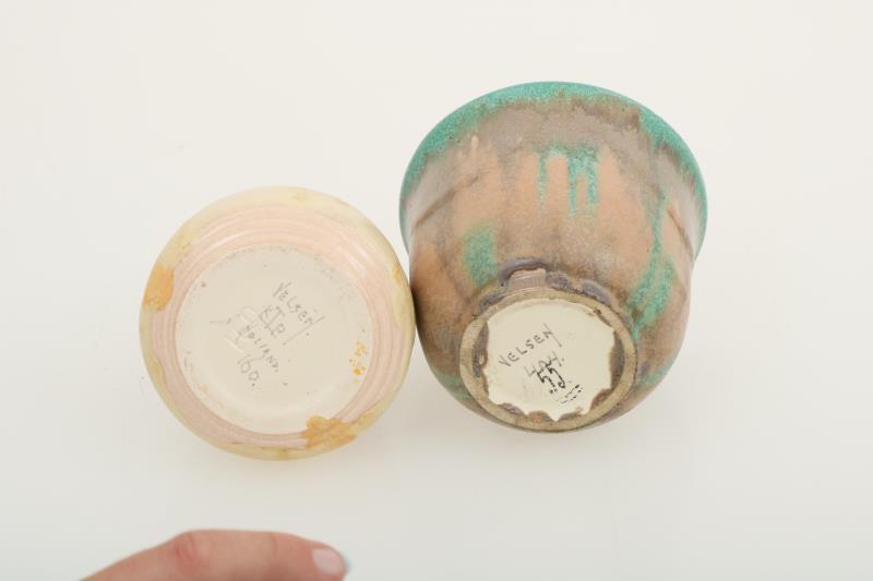 Een lot van (2) stuks aardewerk "nr 160/404". Velsen, 1e helft 20e eeuw.