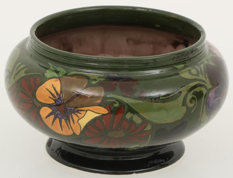 Een platelen bloempot met floraal decor "1009". Rozenburg , circa 1900.