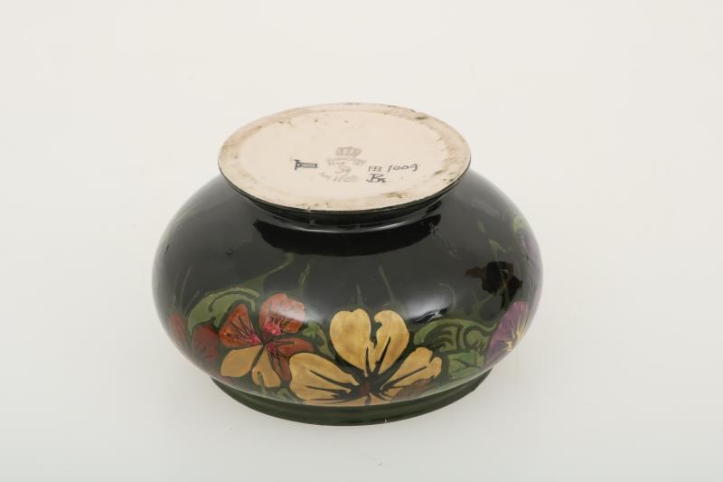 Een platelen bloempot met floraal decor "1009". Rozenburg , circa 1900.