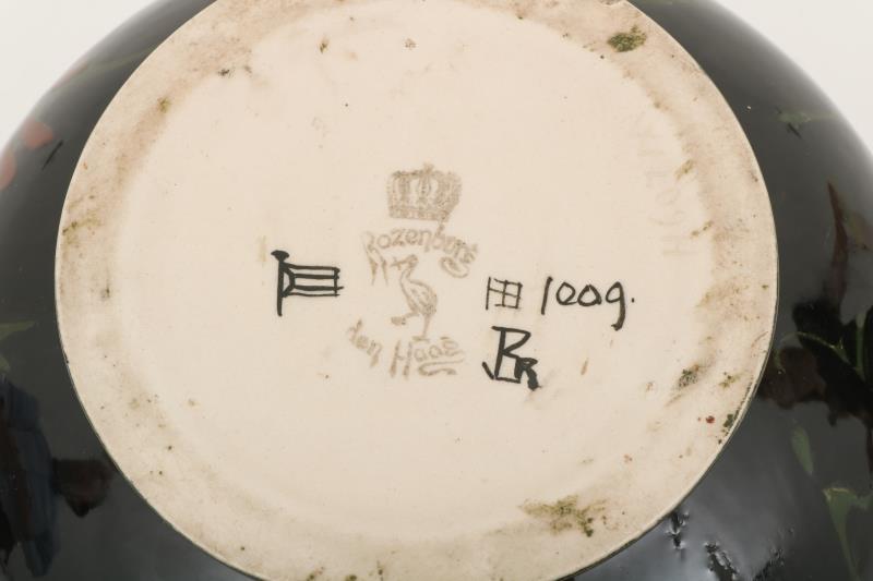 Een platelen bloempot met floraal decor "1009". Rozenburg , circa 1900.