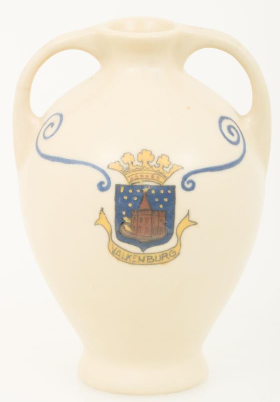 Een aardewerk amphora vaasje "Valkenburg", ontwerp Lambertus (Bert) Nienhuis. De Distel, Amsterdam, 1900-1912.