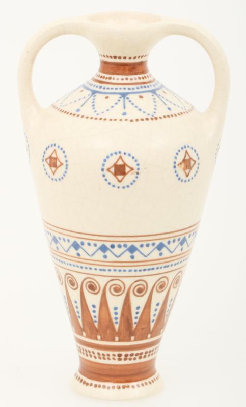 Een aardewerk amphora vaas, ontwerp Lambertus (Bert) Nienhuis. De Distel, Amsterdam, 1900-1912.