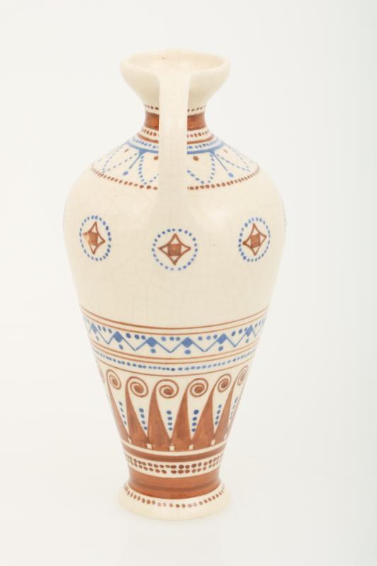Een aardewerk amphora vaas, ontwerp Lambertus (Bert) Nienhuis. De Distel, Amsterdam, 1900-1912.