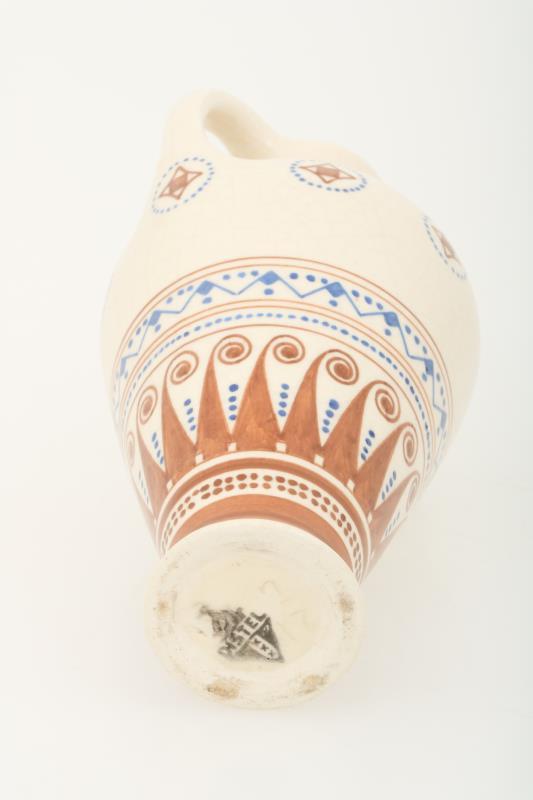 Een aardewerk amphora vaas, ontwerp Lambertus (Bert) Nienhuis. De Distel, Amsterdam, 1900-1912.