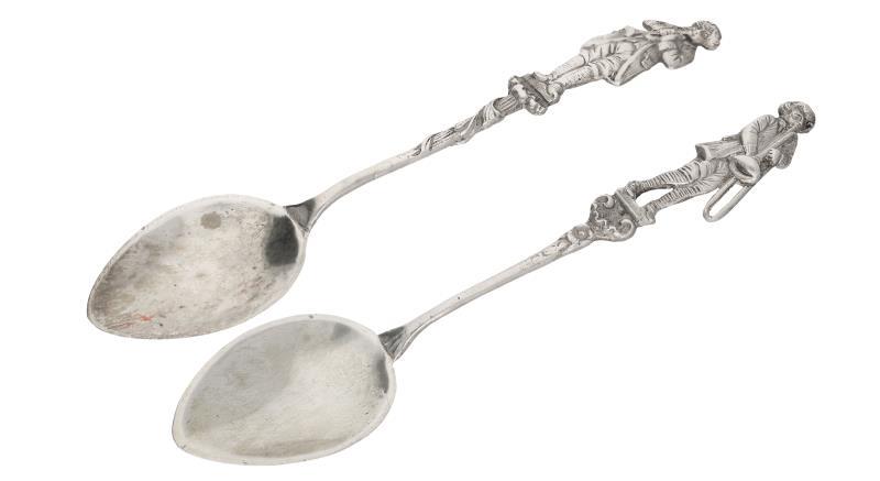 (2) Lepels zilver.