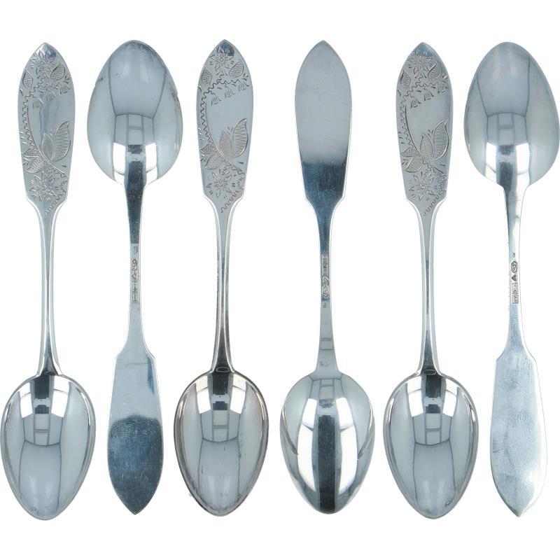(6) Theelepels zilver.