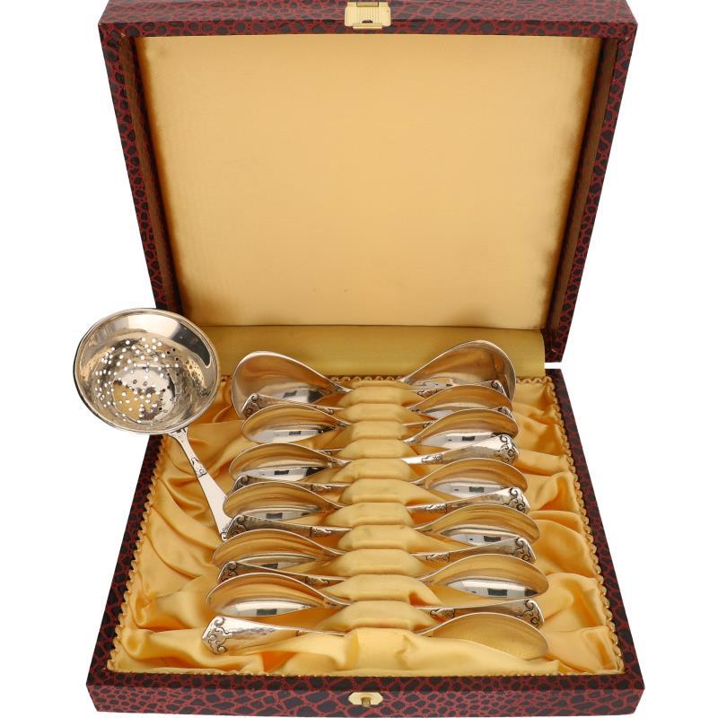 Theelepels zilver.