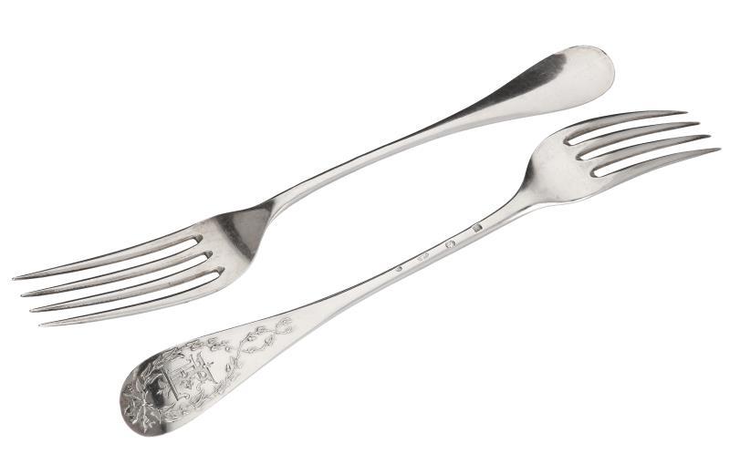 (2) Vorken zilver.