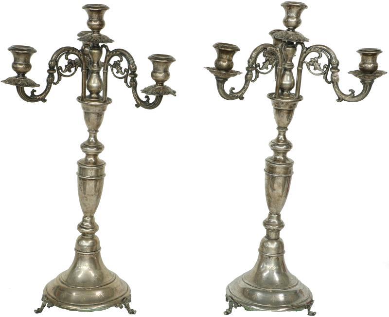 (2) Kandelaars zilver.