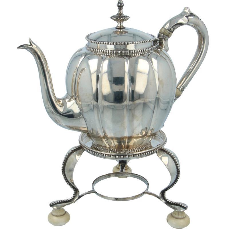 Theepot met theelicht zilver.