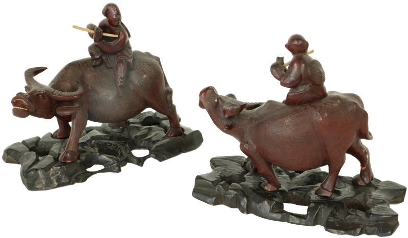 (2) Chinees houten sculptures.