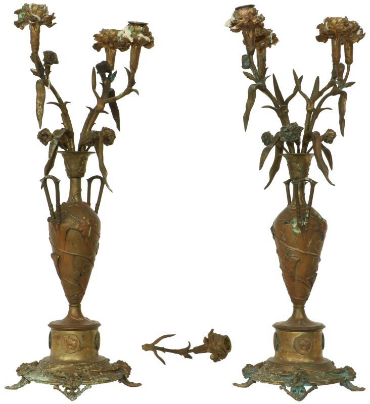 (2) Bronzen kandelaars.