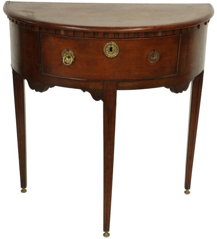Halvemaans tafel.
