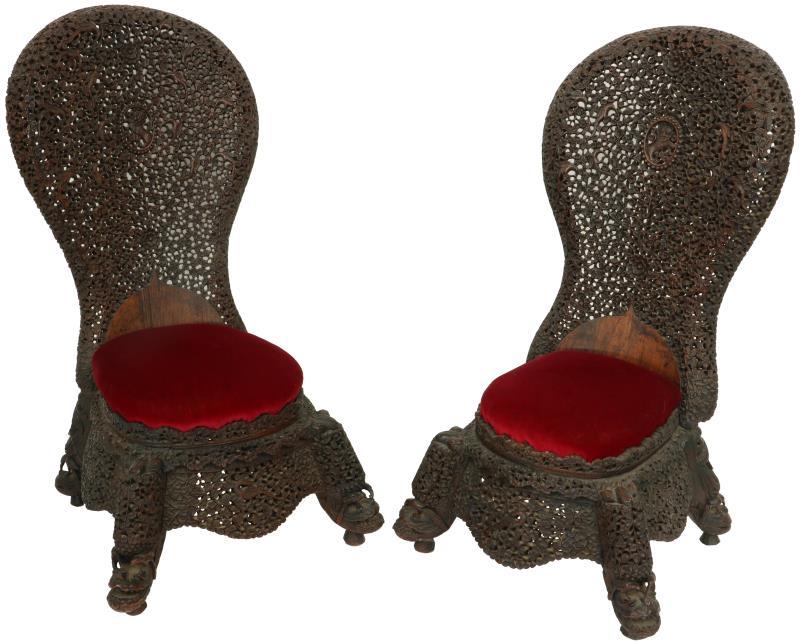 (2) Bidstoelen.