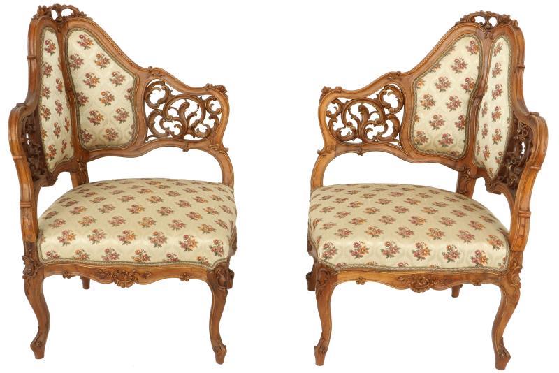 (2) Hoekstoelen.