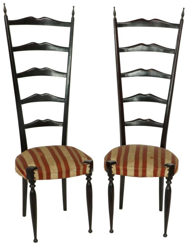 (2) Stoelen.