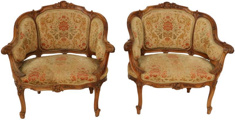 (2) Stoelen.