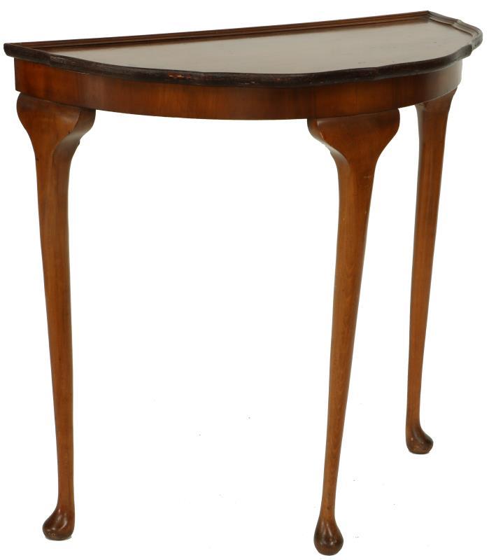 Halve maan tafel.