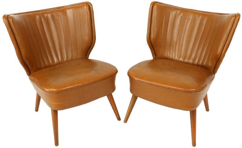 (2) Stoelen.