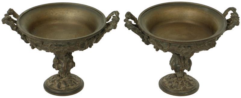 (2) Bronzen tazza's.