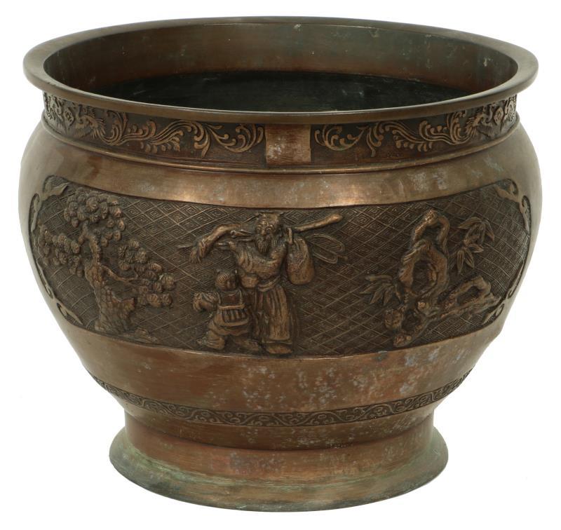 Bronzen cache pot.