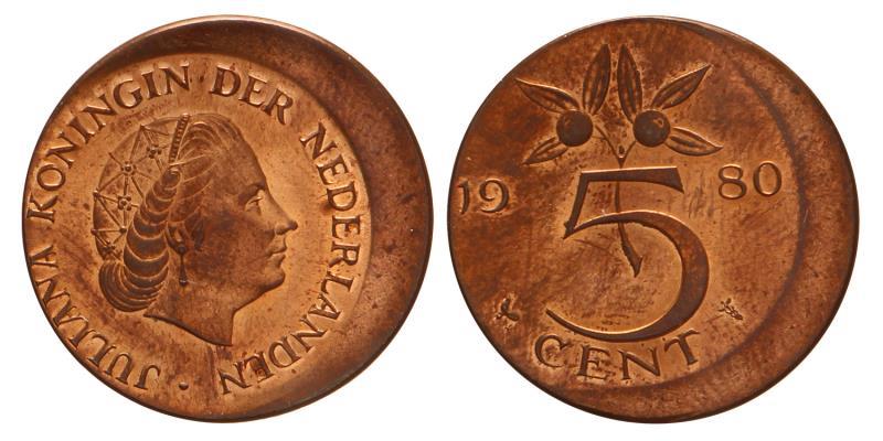 5 cent Juliana 1980. Excentrisch geslagen.