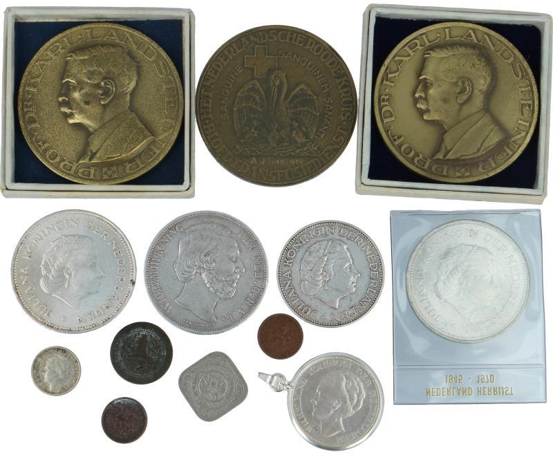 Lot (13): 4x 2½ gulden, 1x 1 gulden, 3 x penning, 1 x 10 cent, 2 x ½ cent, 1x 1 cent, 1 x 1 gulden, 1 x 5 cent.