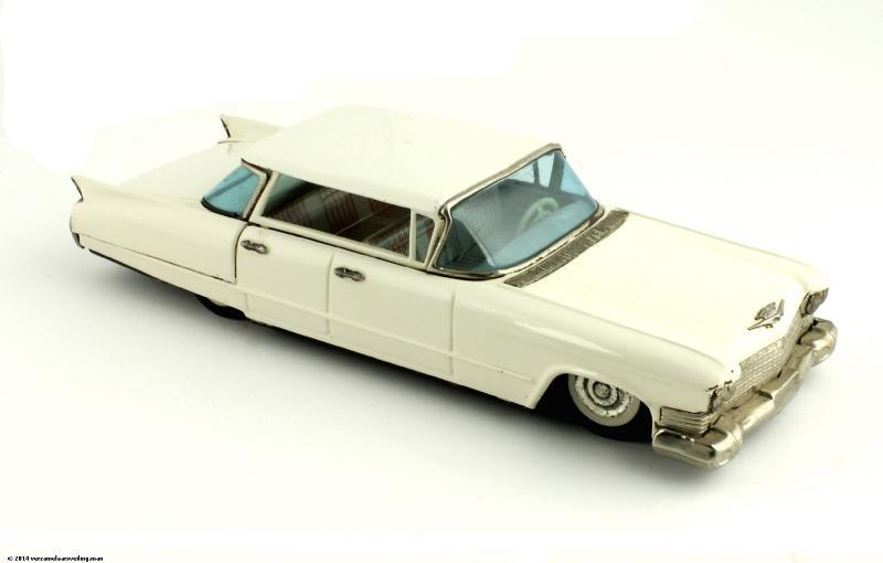 Bandai 1960 Caddilac 4 deurs sedan 30 cm.