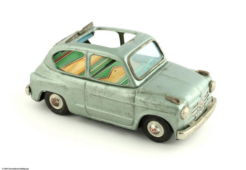 Bandai Fiat 600 met roldak 17 cm.