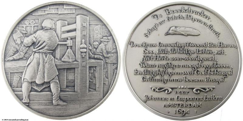 Zilveren penning uit de serie van Johannes en Caspaares Luiken. De Boeckdrucker.