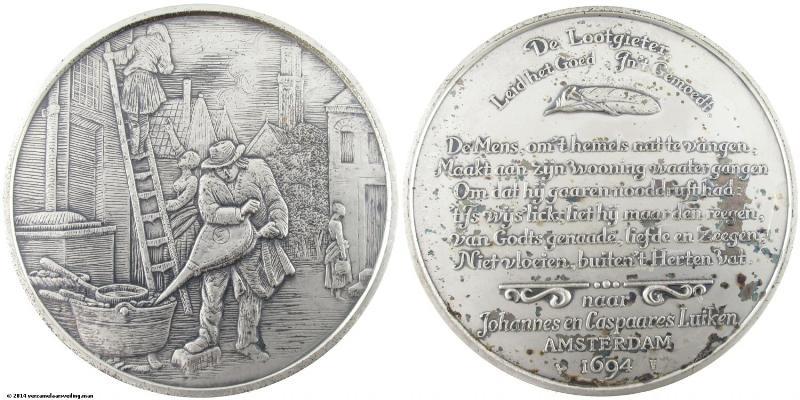 Zilveren penning uit de serie van Johannes en Caspaares Luiken. De Lootgieter.