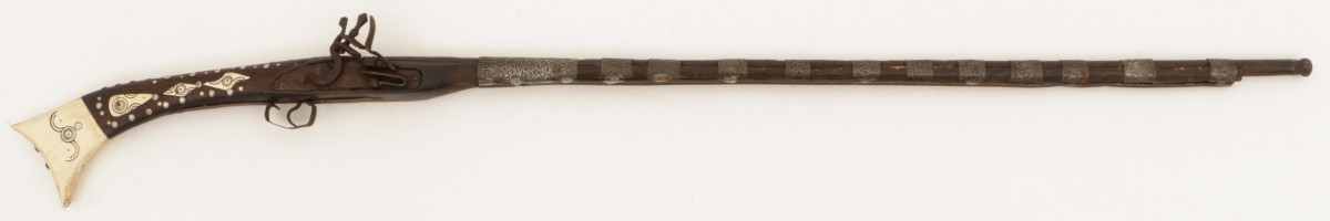 Een Afghaanse-stijl vuursteen percussiegeweer - wandobject, 20e eeuw.
