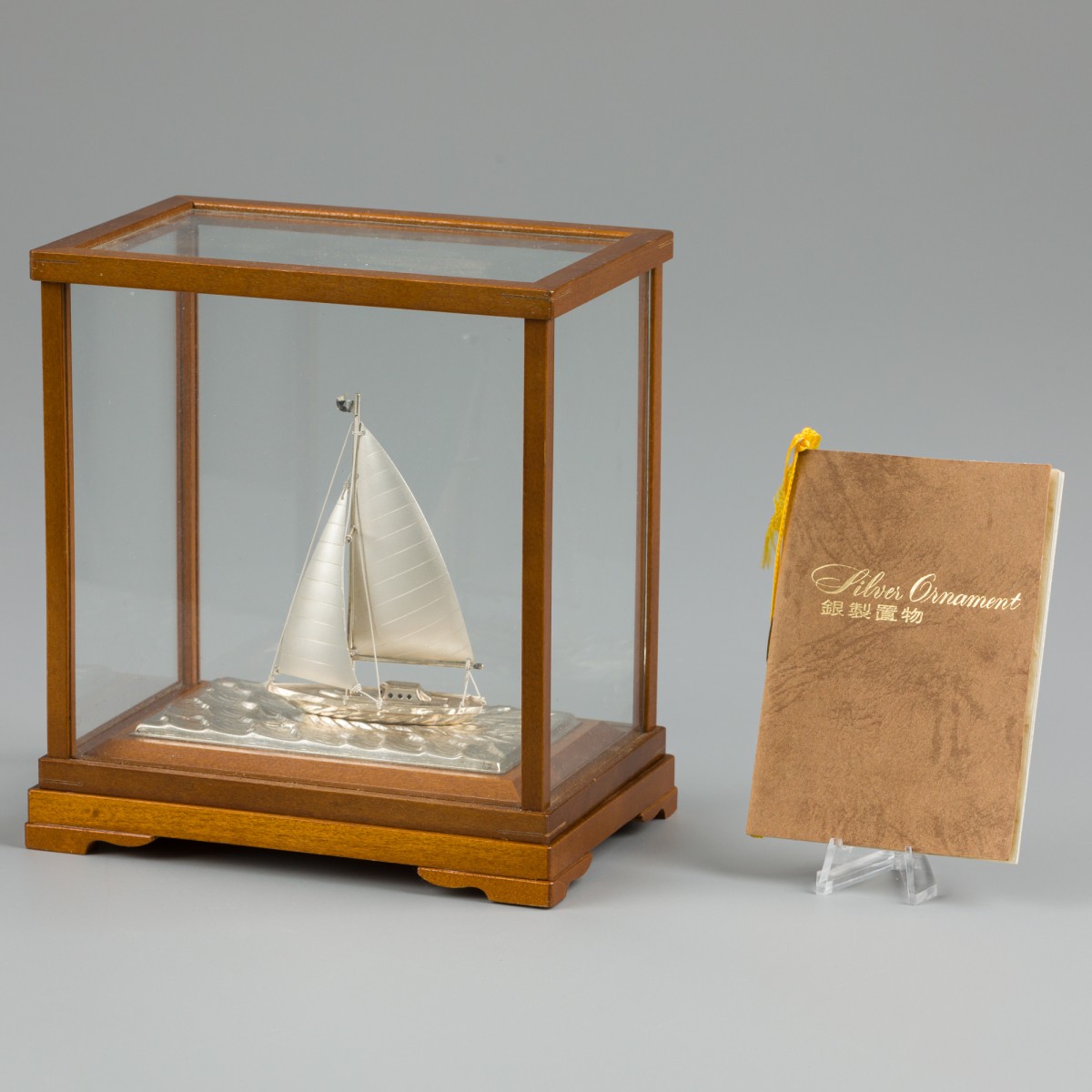 Scheepsminiatuur in vitrine "Japan, Seki Takehiko" zilver.