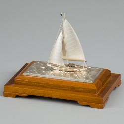 Scheepsminiatuur in vitrine "Japan, Seki Takehiko" zilver.