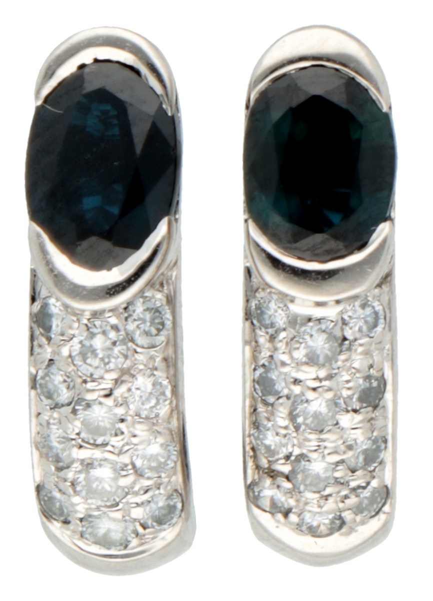 18K Witgouden oorstekers bezet met saffier en ca. 0.24 ct. diamant.