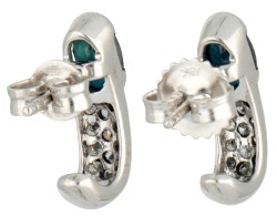18K Witgouden oorstekers bezet met saffier en ca. 0.24 ct. diamant.