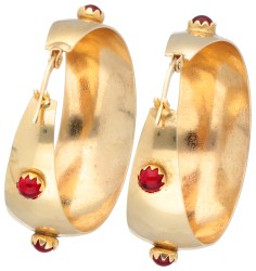 14K Geelgouden creolen met rood glas.
