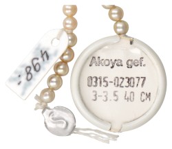 Twee Schoeffel strengen Akoya parels.