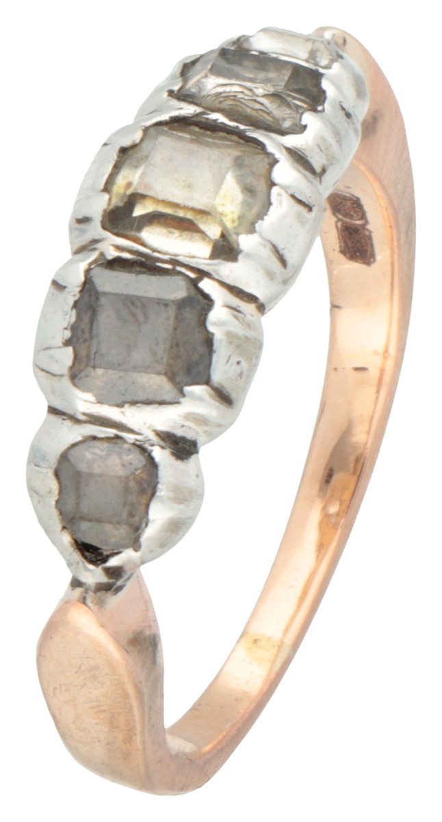 14K Gouden antieke ring met tafel geslepen diamanten op folie.