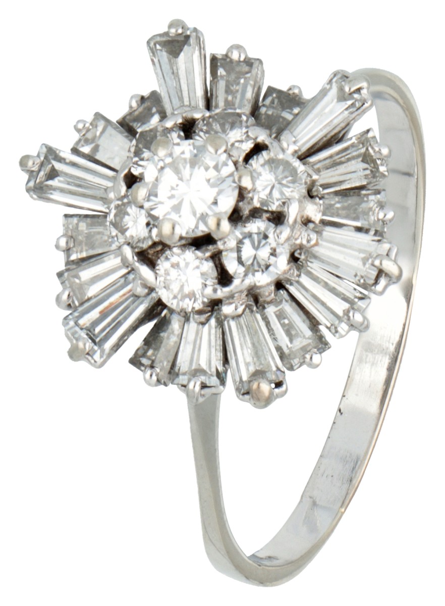 18K Witgouden entourage ring bezet met ca. 1.02 ct. diamant.