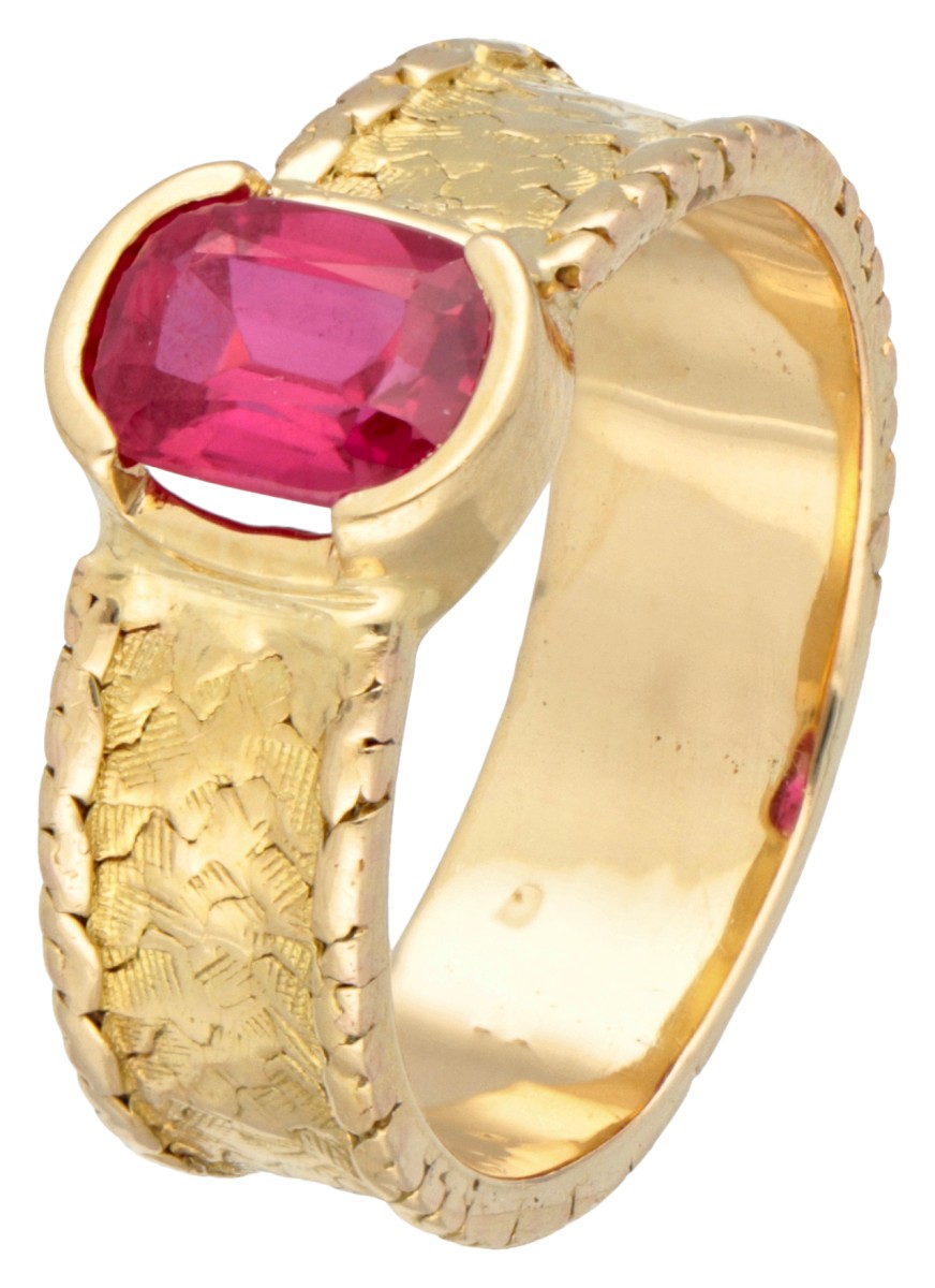 18K Geelgouden ring met synthetische robijn.