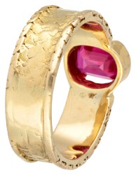 18K Geelgouden ring met synthetische robijn.