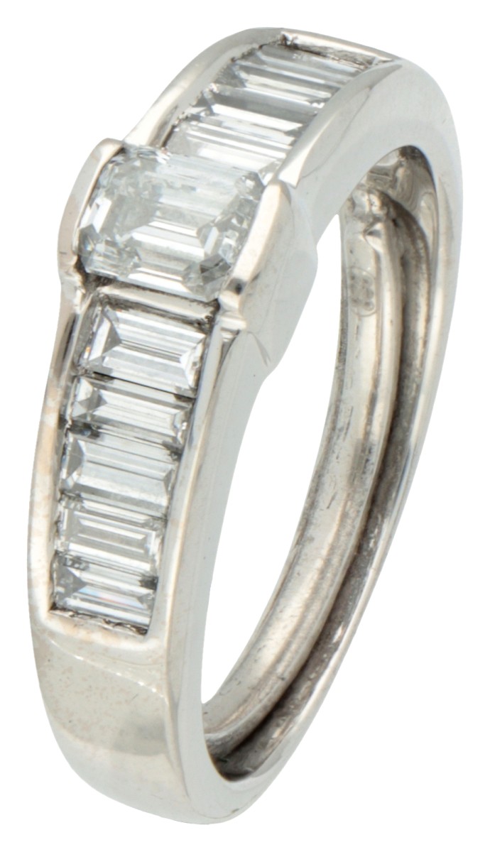 18K Witgouden demi-alliance ring bezet met ca. 1.17 ct. diamant.