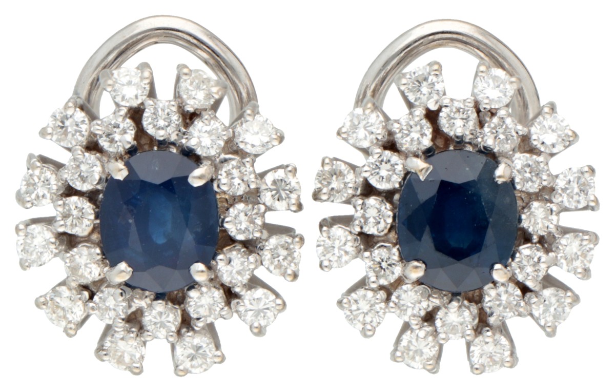 18K Witgouden entourage oorstekers bezet met ca. 1.25 ct. natuurlijke saffier en diamant.
