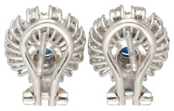 18K Witgouden entourage oorstekers bezet met ca. 1.25 ct. natuurlijke saffier en diamant.