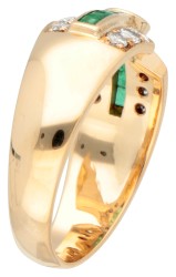 18K Geelgouden ring bezet met smaragd en ca. 0.84 ct. diamant.