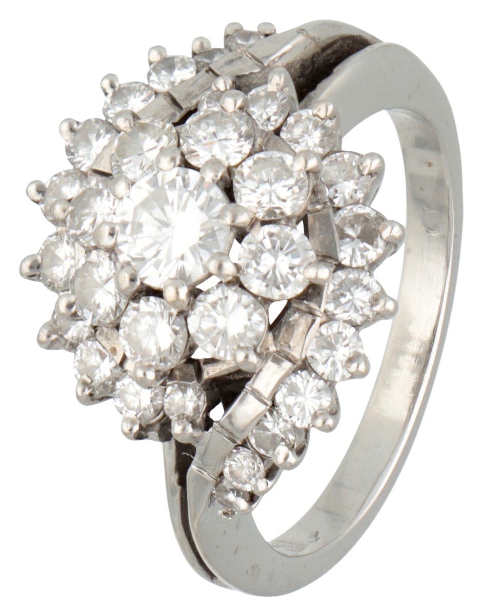 18K Witgouden entourage ring bezet met ca. 0.90 ct. diamant.