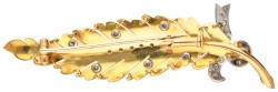 Gouden / platina veerbroche bezet met ca. 0.12 ct. diamant.