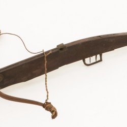Een houten/ ijzeren kruisboog, ca. 1900.