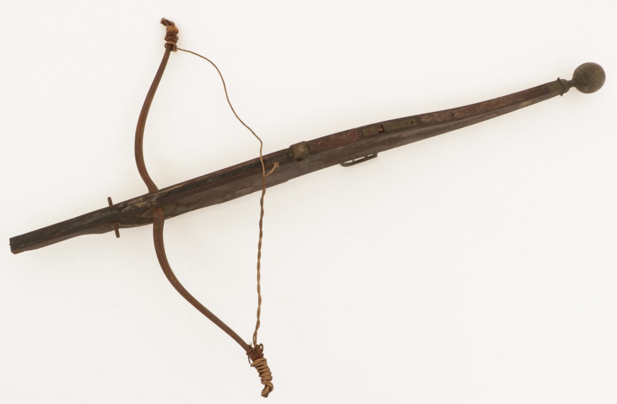 Een houten/ ijzeren kruisboog, ca. 1900.